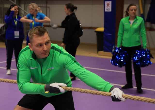 VI Ogólnopolska Olimpiada Urzędów Marszałkowskich w Drzonkowie - przeciąganie liny