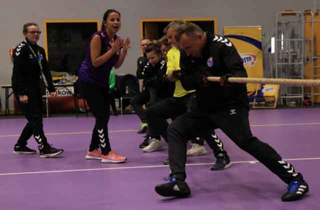 VI Ogólnopolska Olimpiada Urzędów Marszałkowskich w Drzonkowie - przeciąganie liny