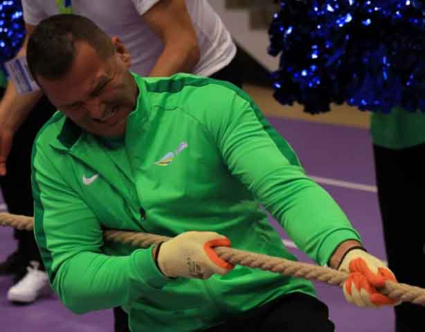 VI Ogólnopolska Olimpiada Urzędów Marszałkowskich w Drzonkowie - przeciąganie liny