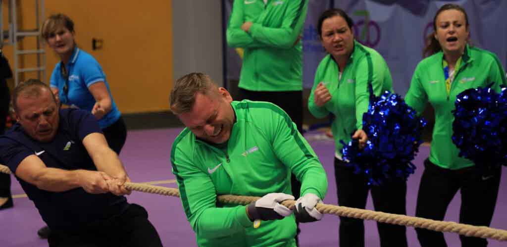 Dwóch mężczyzn ciągnie linę