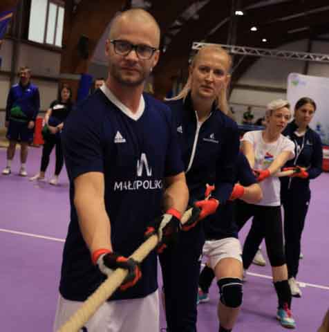 VI Ogólnopolska Olimpiada Urzędów Marszałkowskich w Drzonkowie - przeciąganie liny
