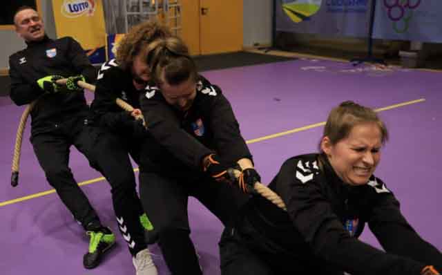 VI Ogólnopolska Olimpiada Urzędów Marszałkowskich w Drzonkowie - przeciąganie liny