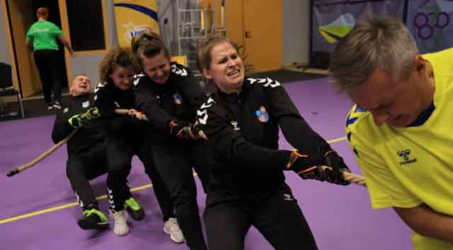 VI Ogólnopolska Olimpiada Urzędów Marszałkowskich w Drzonkowie - przeciąganie liny