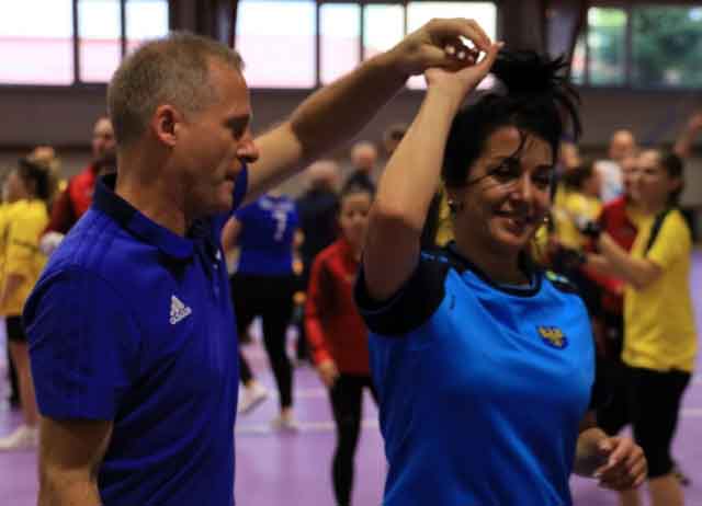 VI Ogólnopolska Olimpiada Urzędów Marszałkowskich w Drzonkowie - przeciąganie liny