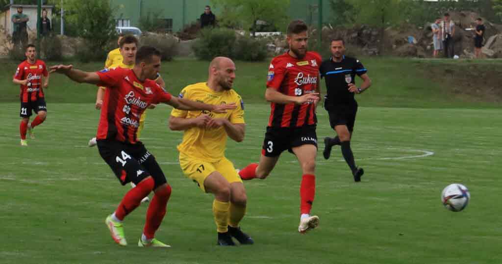 Siedmiu mężczyzn na boisku