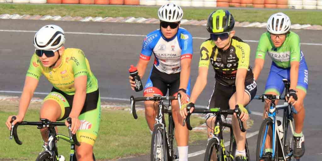 Cztery osoby na rowerach