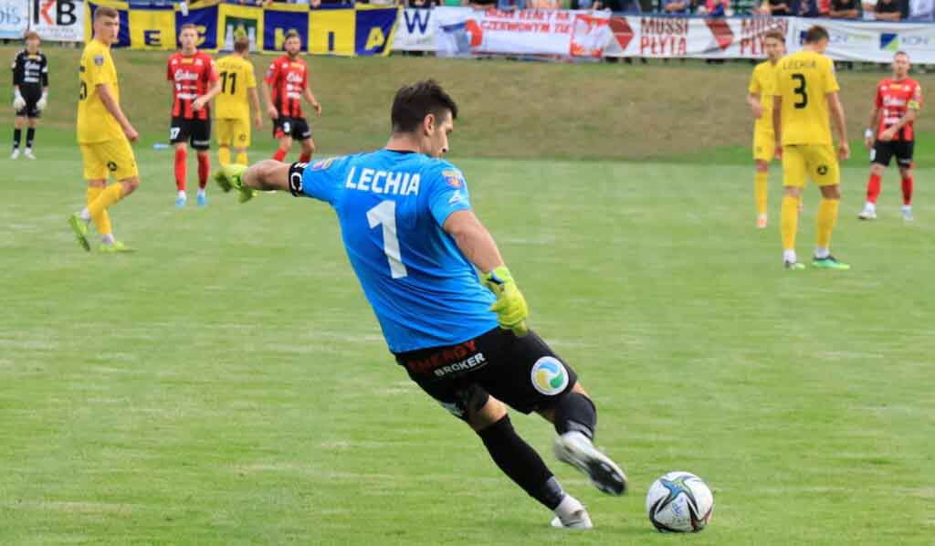 Dziewięciu mężczyzn na boisku