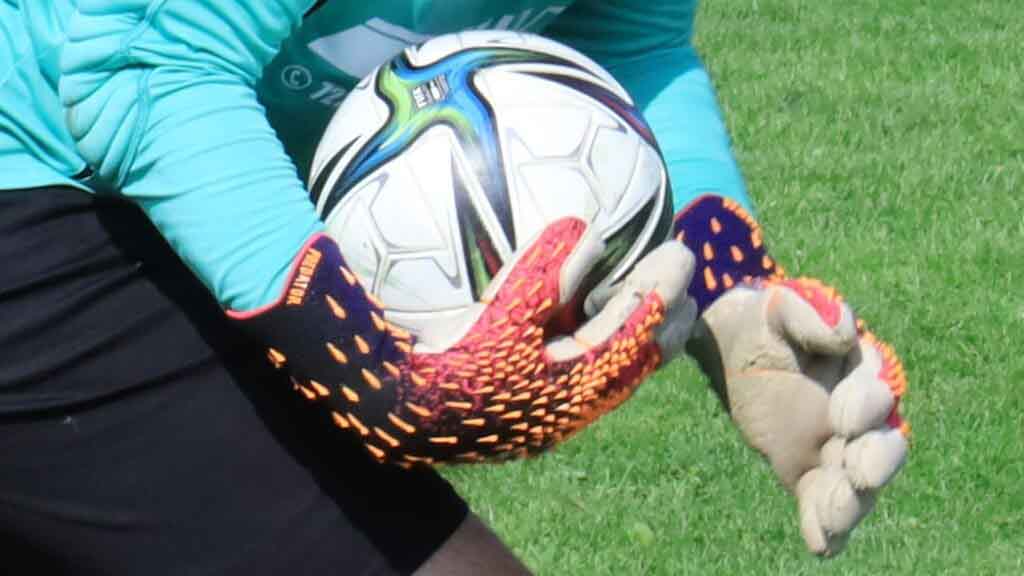 Piłka i bramkarskie rękawice