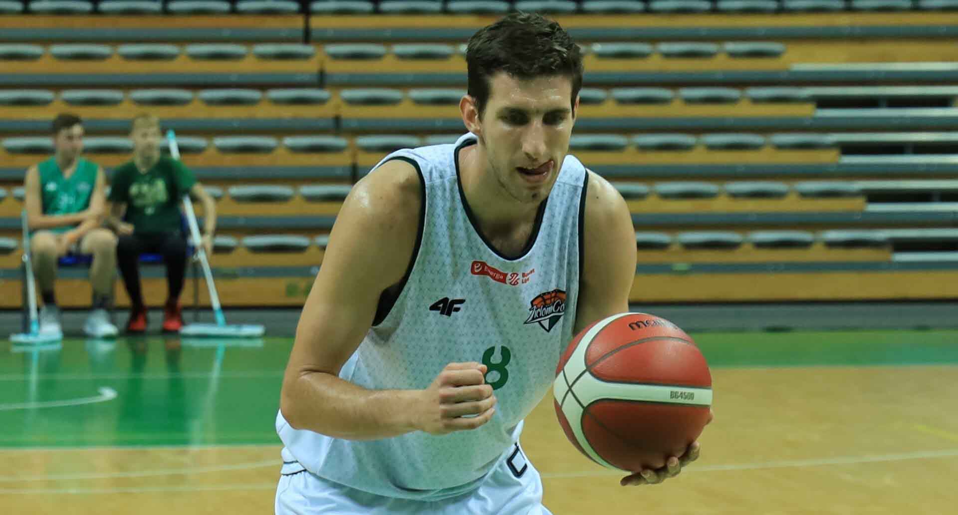 Mężczyzna z piłką  Zastal Zielona Góra wysoko przegrywa na inaugurację sezonu Anwil Włocławek za silny