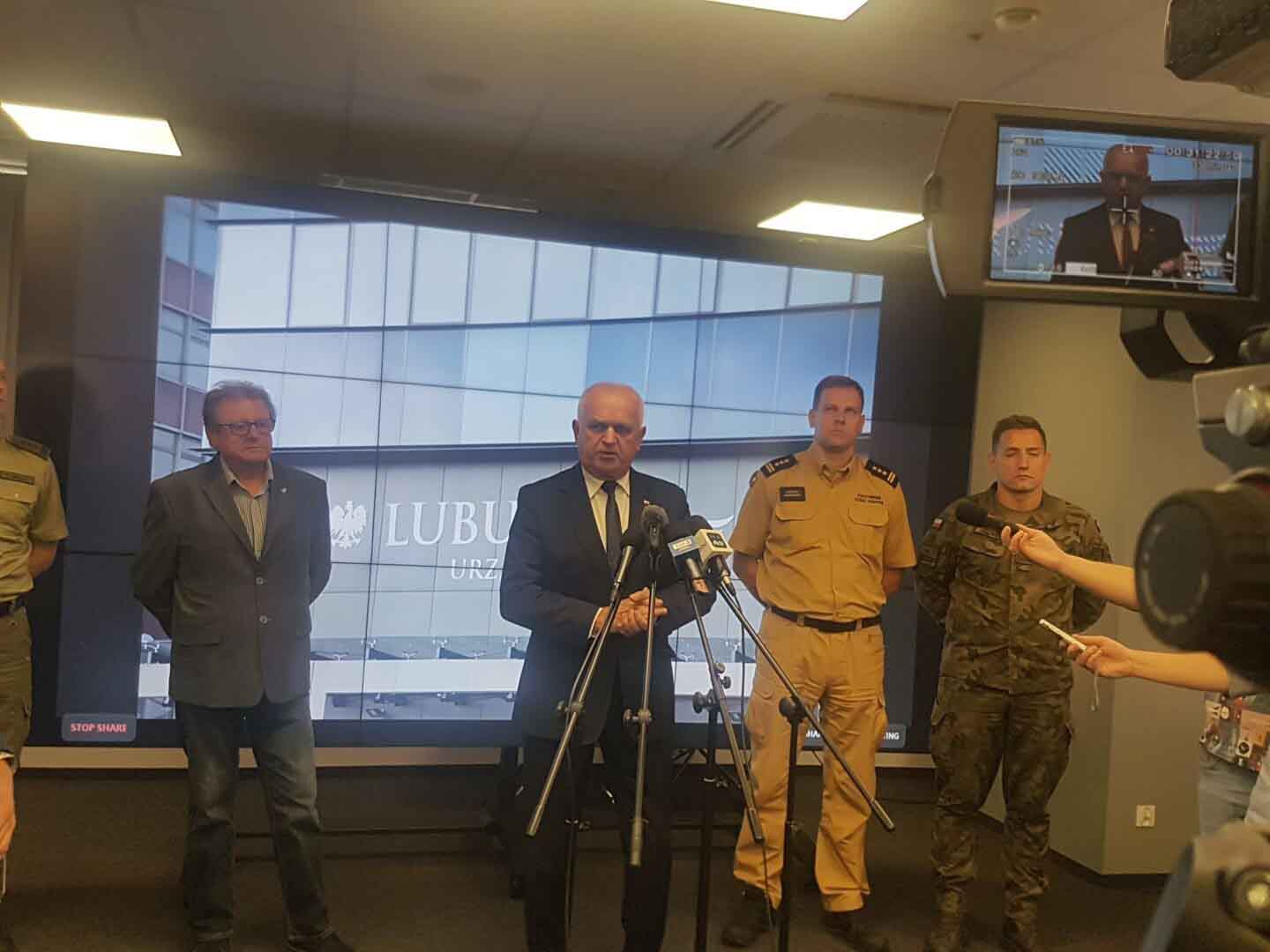 Konferencja Nie radnym sejmiku a dziennikarzom wojewoda opowiadał o działaniach na Odrze