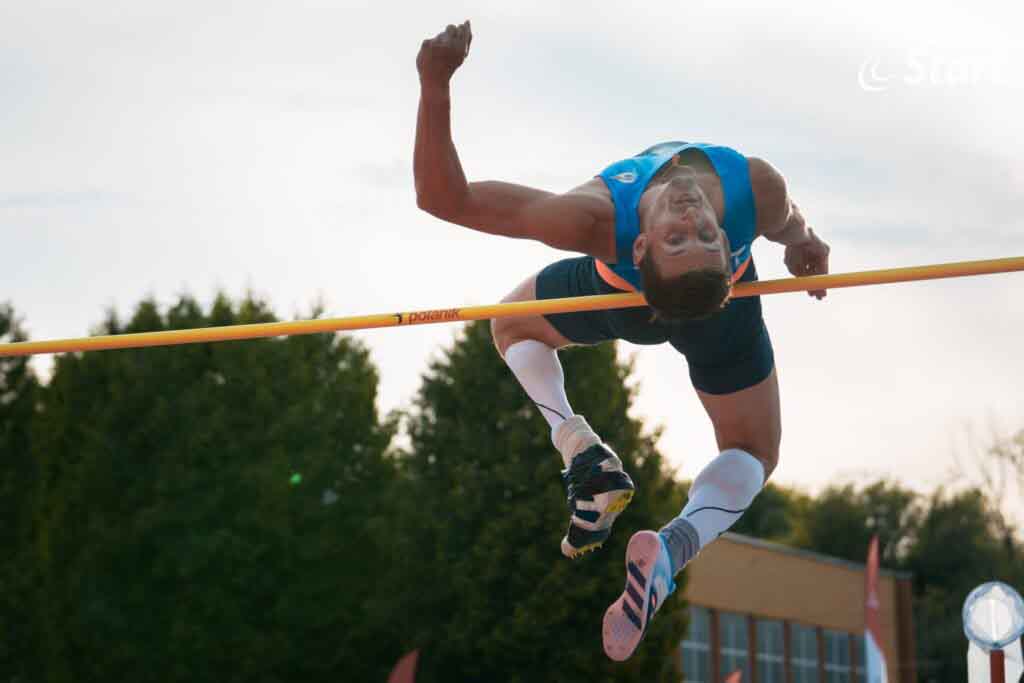 Mężczyzna skaczący nad poprzeczką