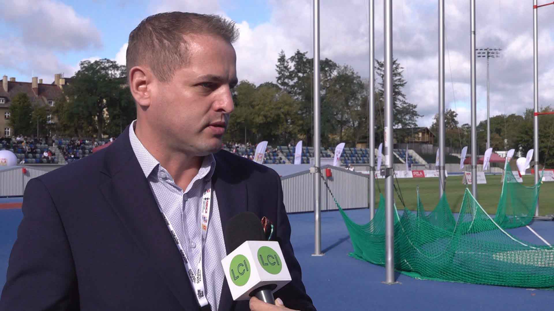 Mężczyzna przed mikrofonem  Łukasz Porycki Inwestycje w młodych to najlepszy wybór WIDEO