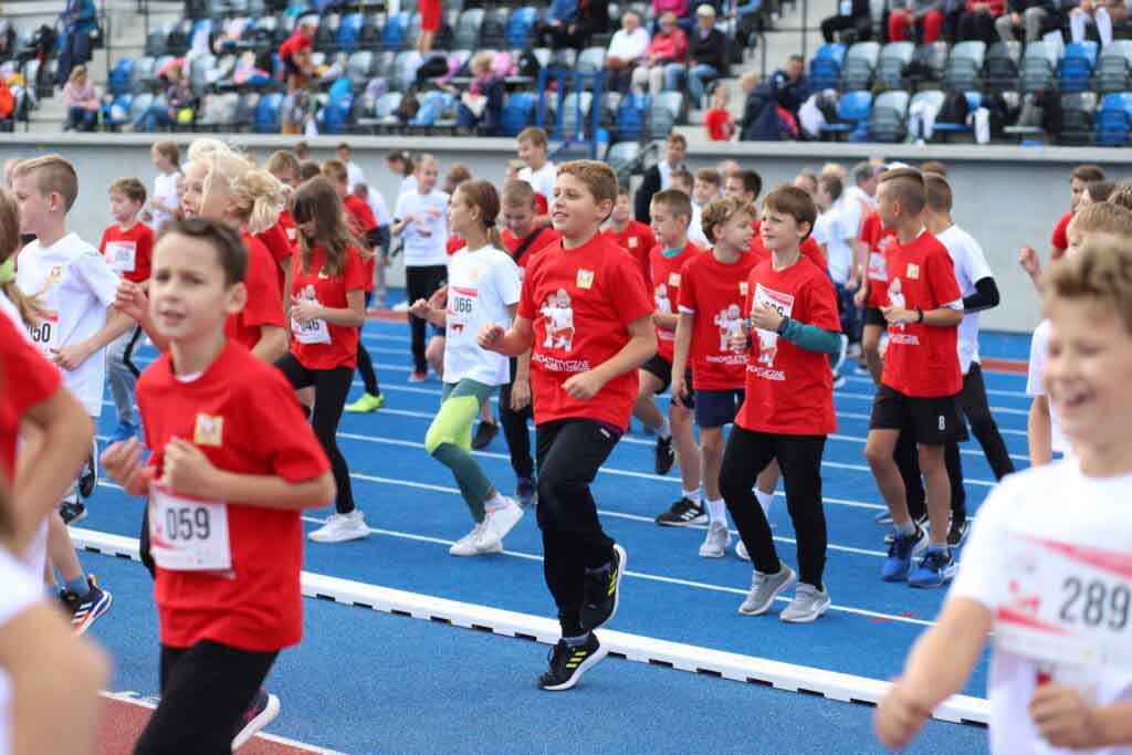 Dzieci ćwiczące na stadionie