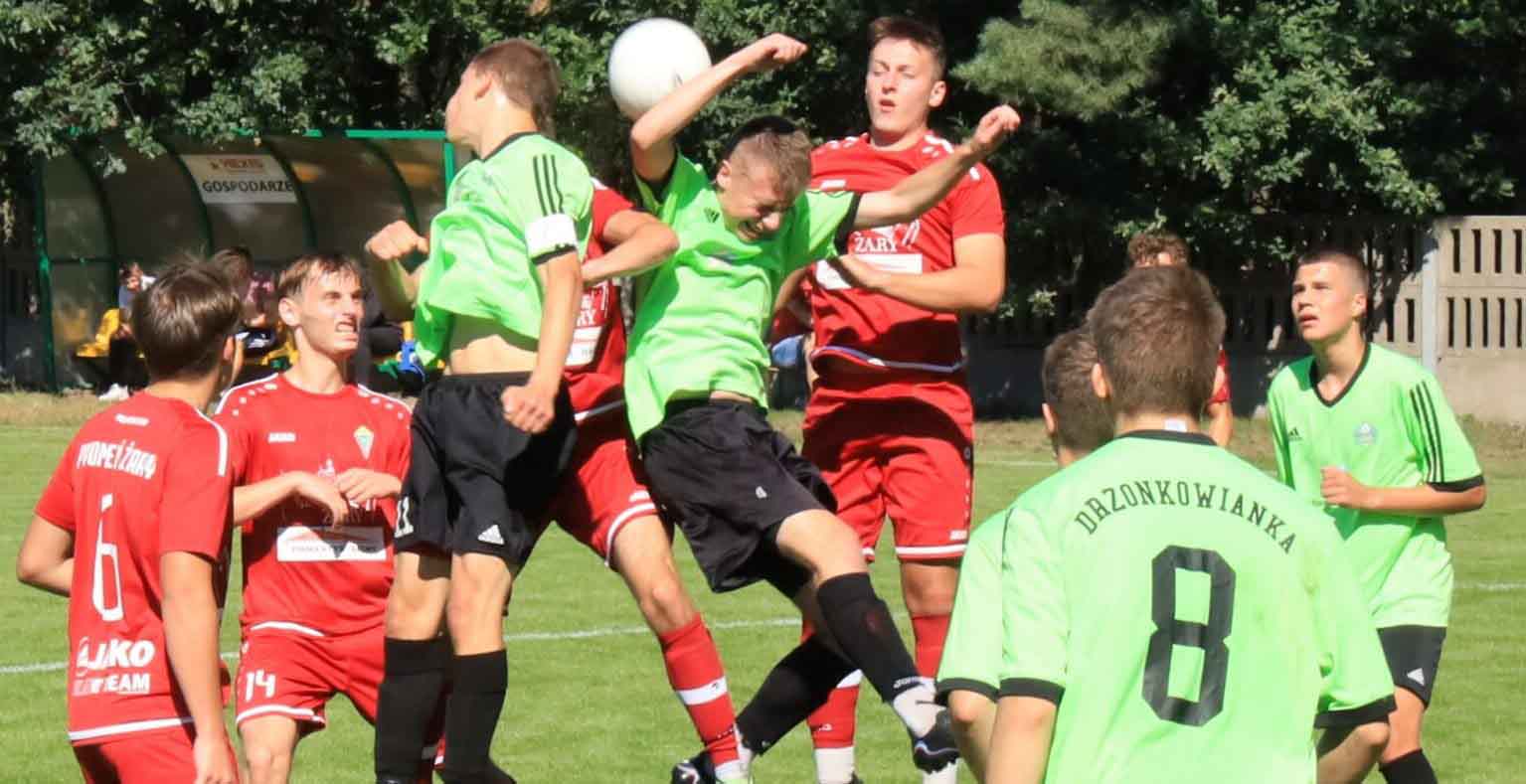 Dziesięciu młodych ludzi na boisku  Promień Żary wygrywa z Drzonkowianką Racula Trzy bramki w pierwszej połowie ZDJĘCIA