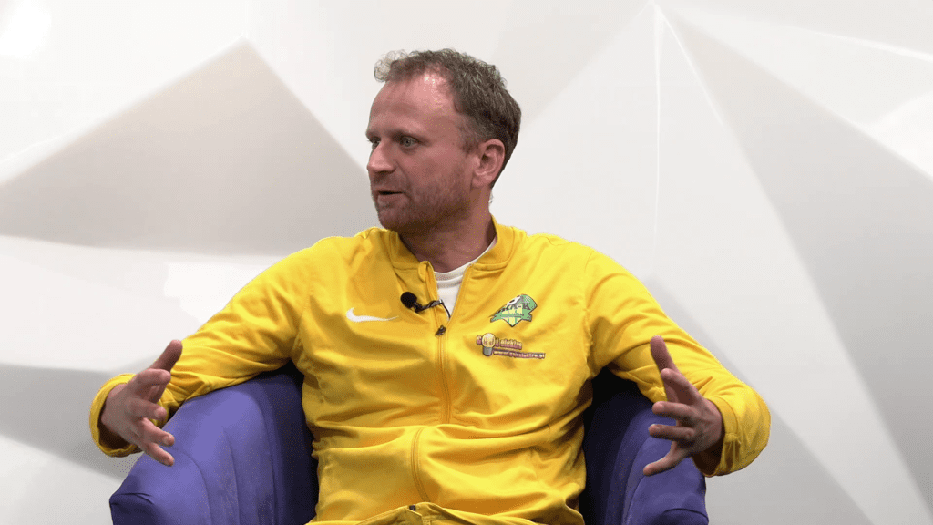 Mężczyzna w sportowej bluzie