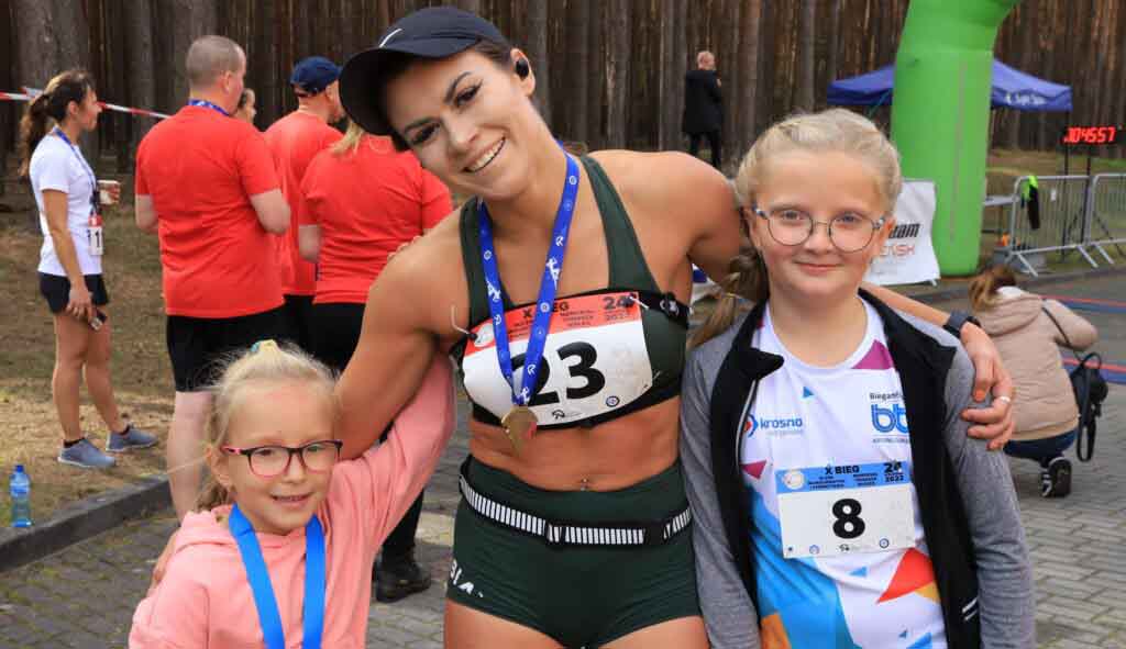 Młoda kobieta w towarzystwie dwóch dziewczynek