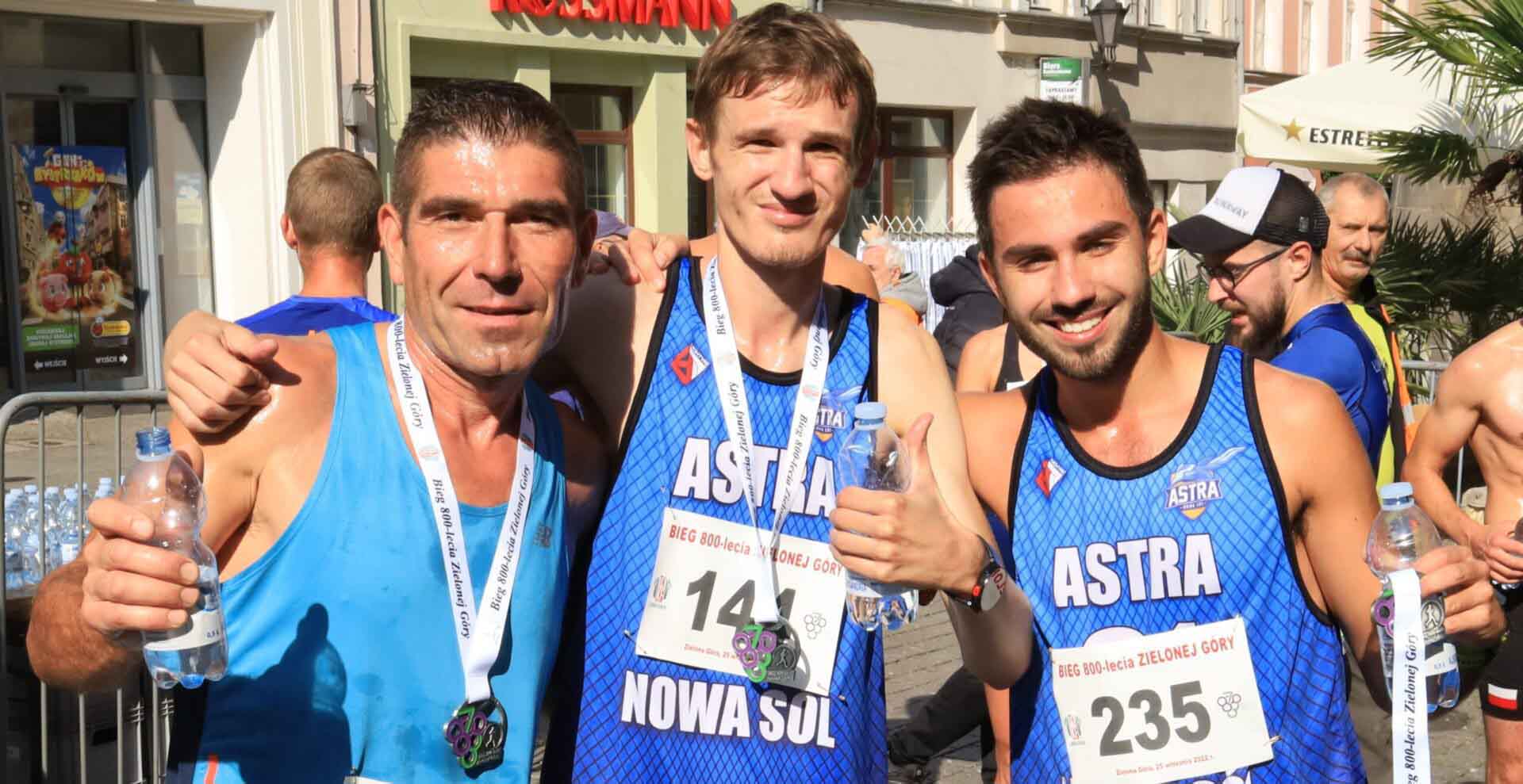 Trzej mężczyźni z medalami  Bieg 800 lecia Zielonej Góry Sprzed ratusza wystartowało 186 zawodników DUŻO ZDJĘĆ