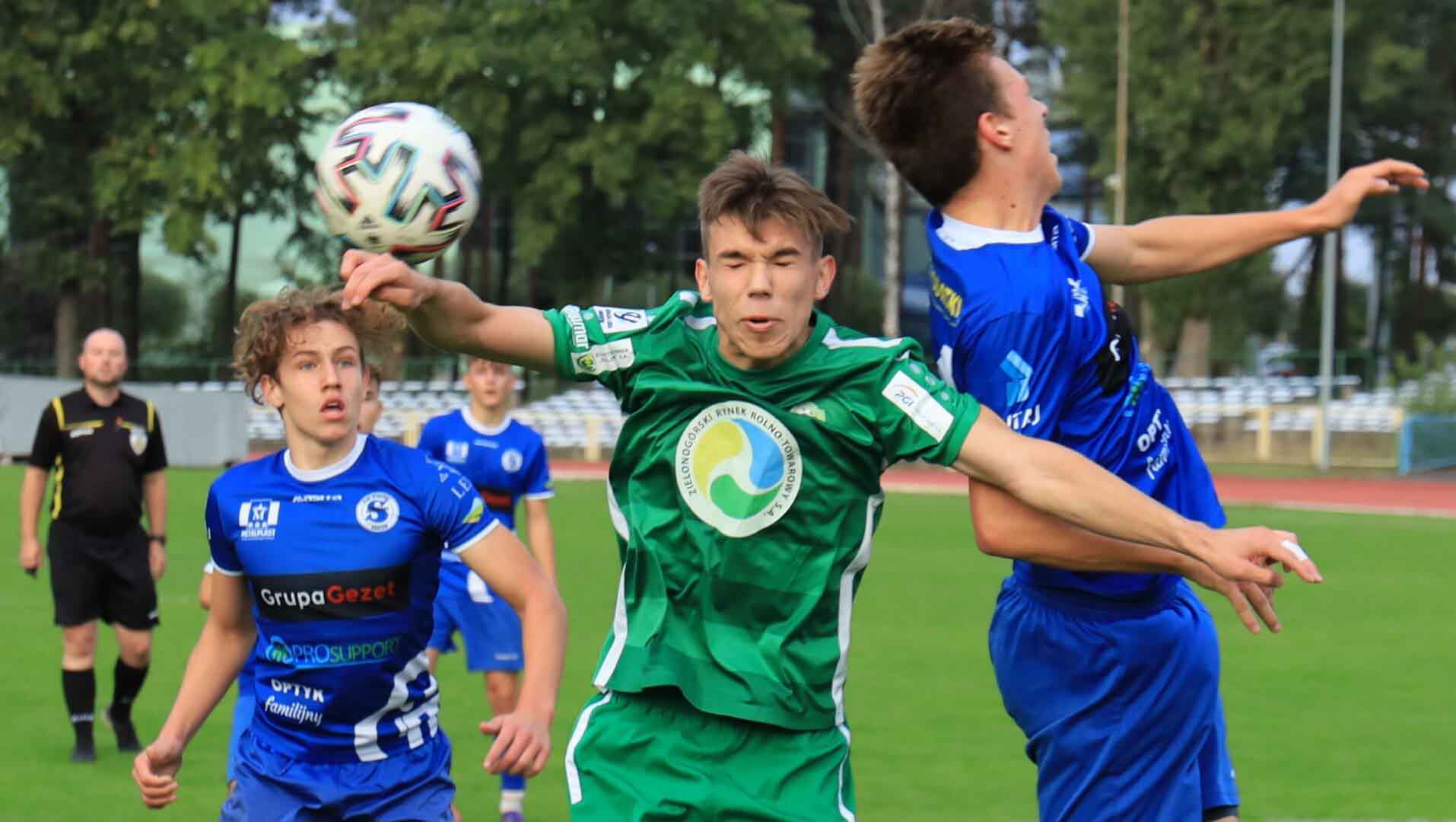 Sześciu młodych mężczyzn na boisku  Remisowe derby Lechia Zielona Góra podzieliła się punktami ze Stilonem Gorzów ZDJĘCIA