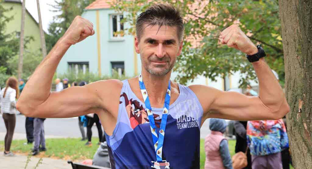 Mężczyzna z medalem na szyi