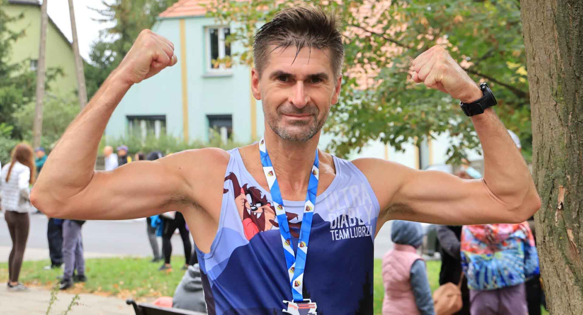 Mężczyzna z medalem na szyi  Świebodzińska Dziesiątka Nowa trasa zmęczyła zawodników Burmistrz musi wpłacić 595 zł ZDJĘCIA