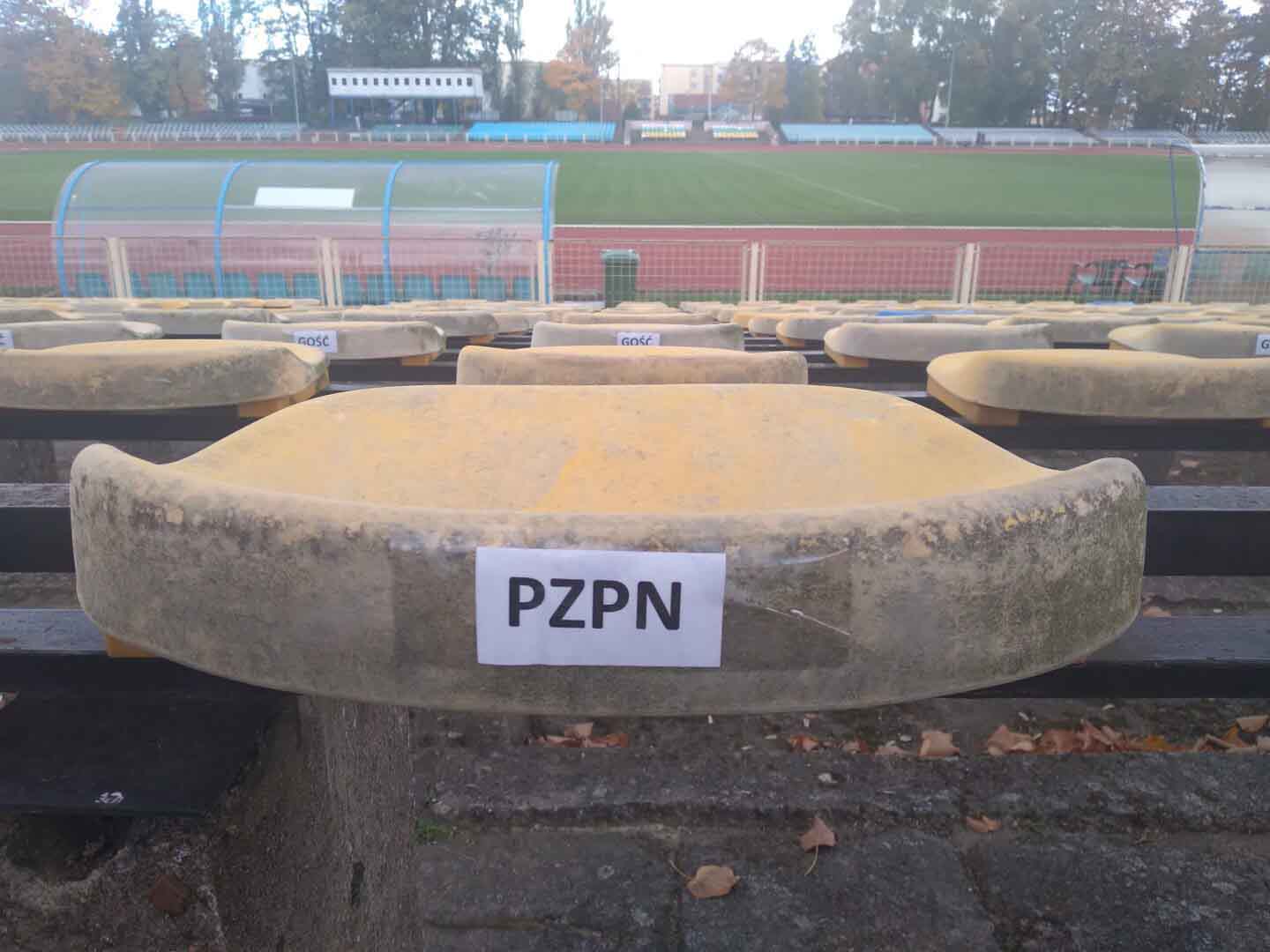 Krzesełko na trybunach stadionu z napisem PZPN  Sportowy weekend 29 30 października Piłkarskie derby dla Lechii Koszykarski szczyt w Gorzowie WYNIKI TERMINARZ