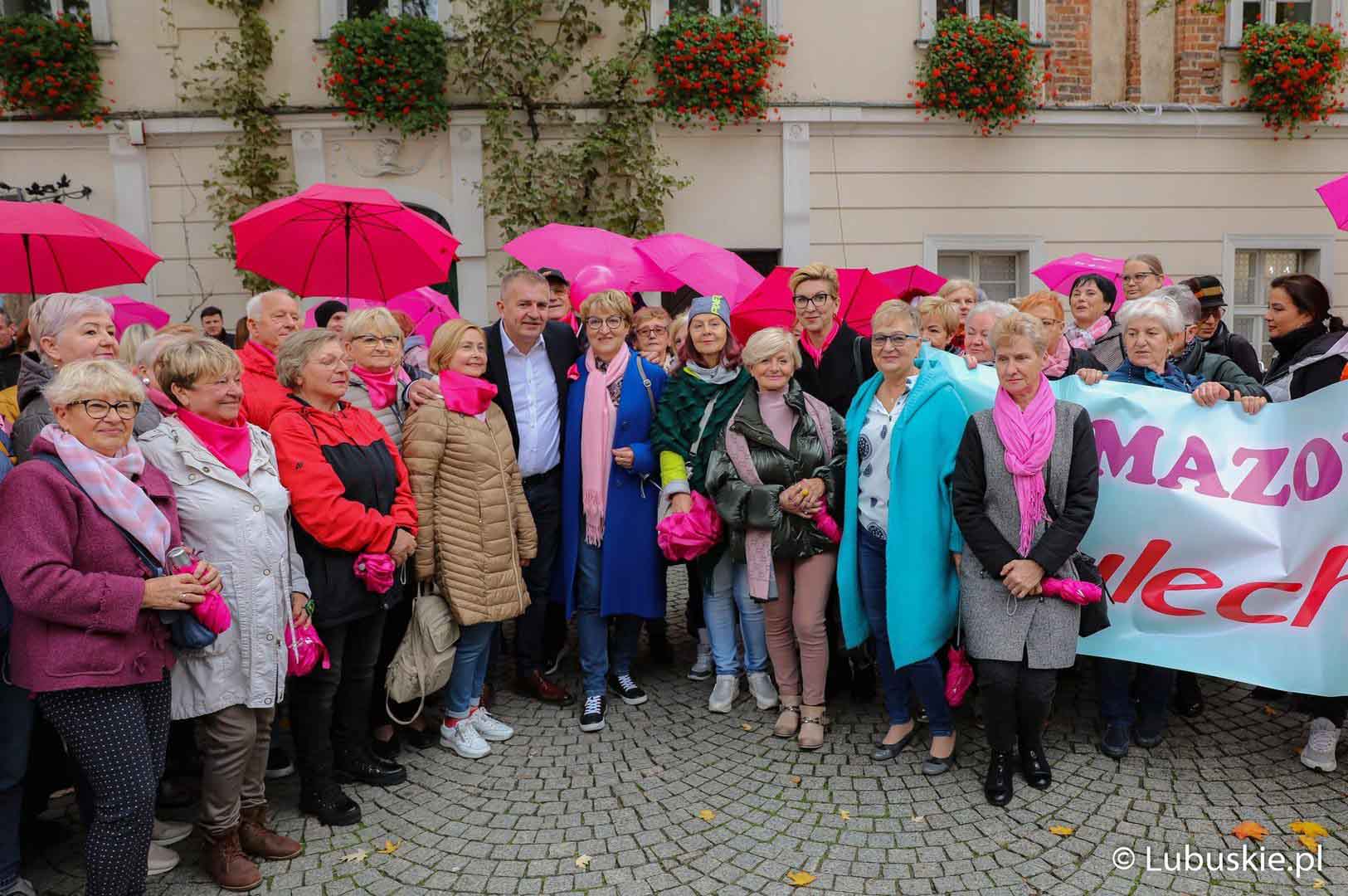 Różowy Marsz  Rak to nie wyrok Przez Zieloną Górę przeszedł Różowy Marsz na rzecz profilaktyki kobiecych nowotworów WIDEO