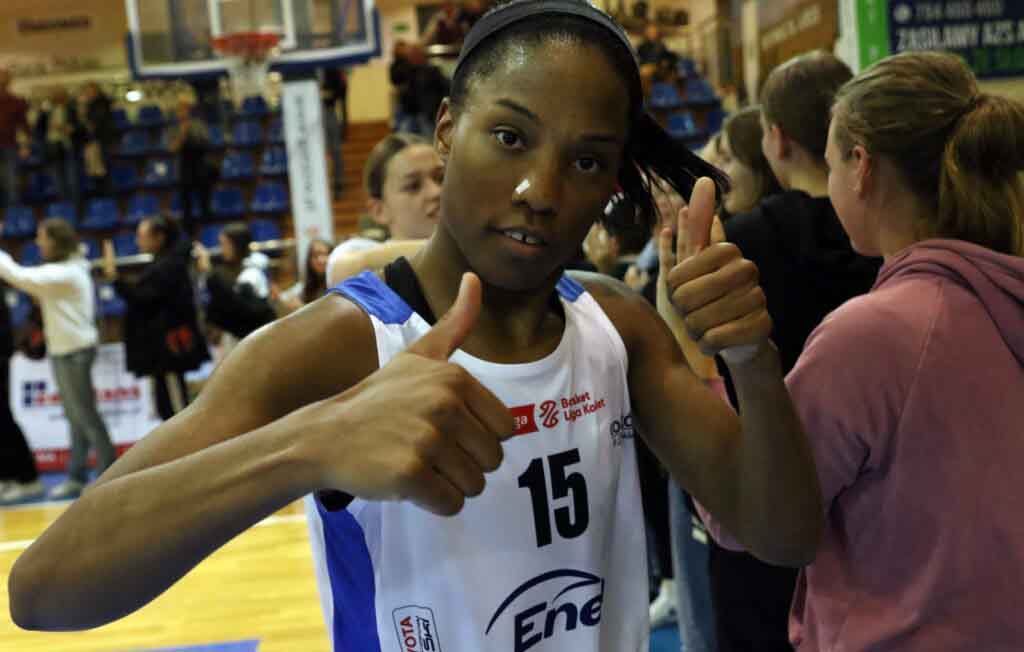 Kobieta w sportowej koszulce