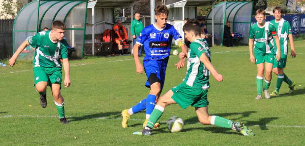 Pięcziu młodych piłkarzy na boisku