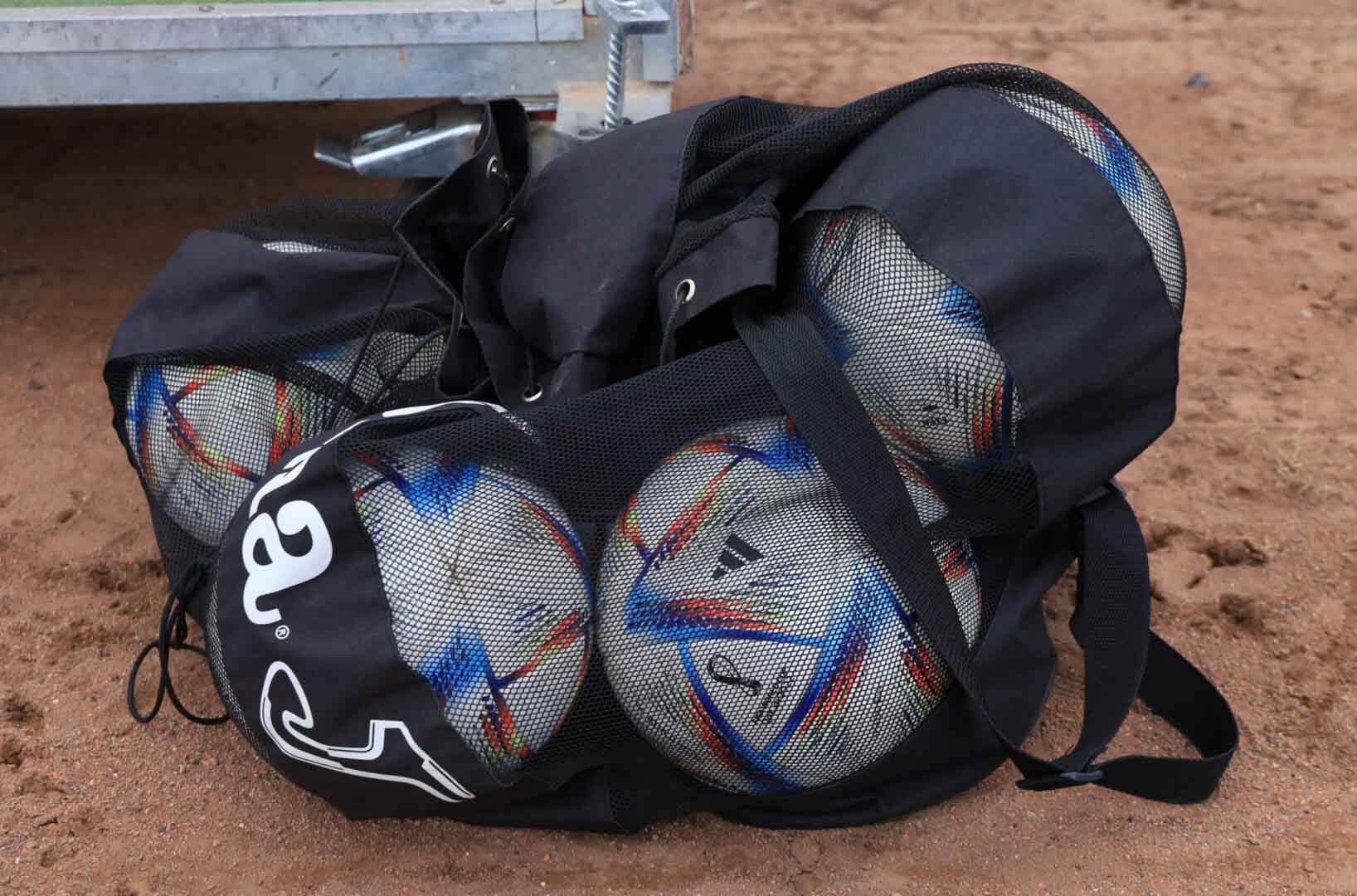 Worek z piłkami  Sportowy weekend 14 16 października Carina Warta Stilon i Lechia zwycięskie Siatkarskie derby dla Astry WYNIKI