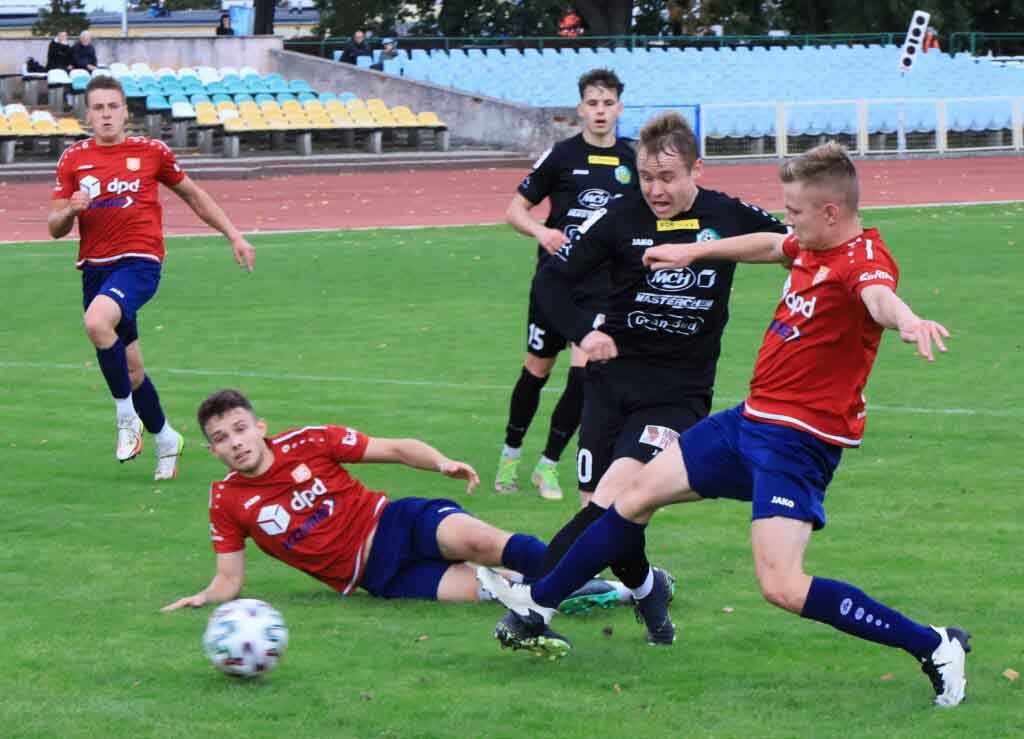 Pięciu mężczyzn na boisku