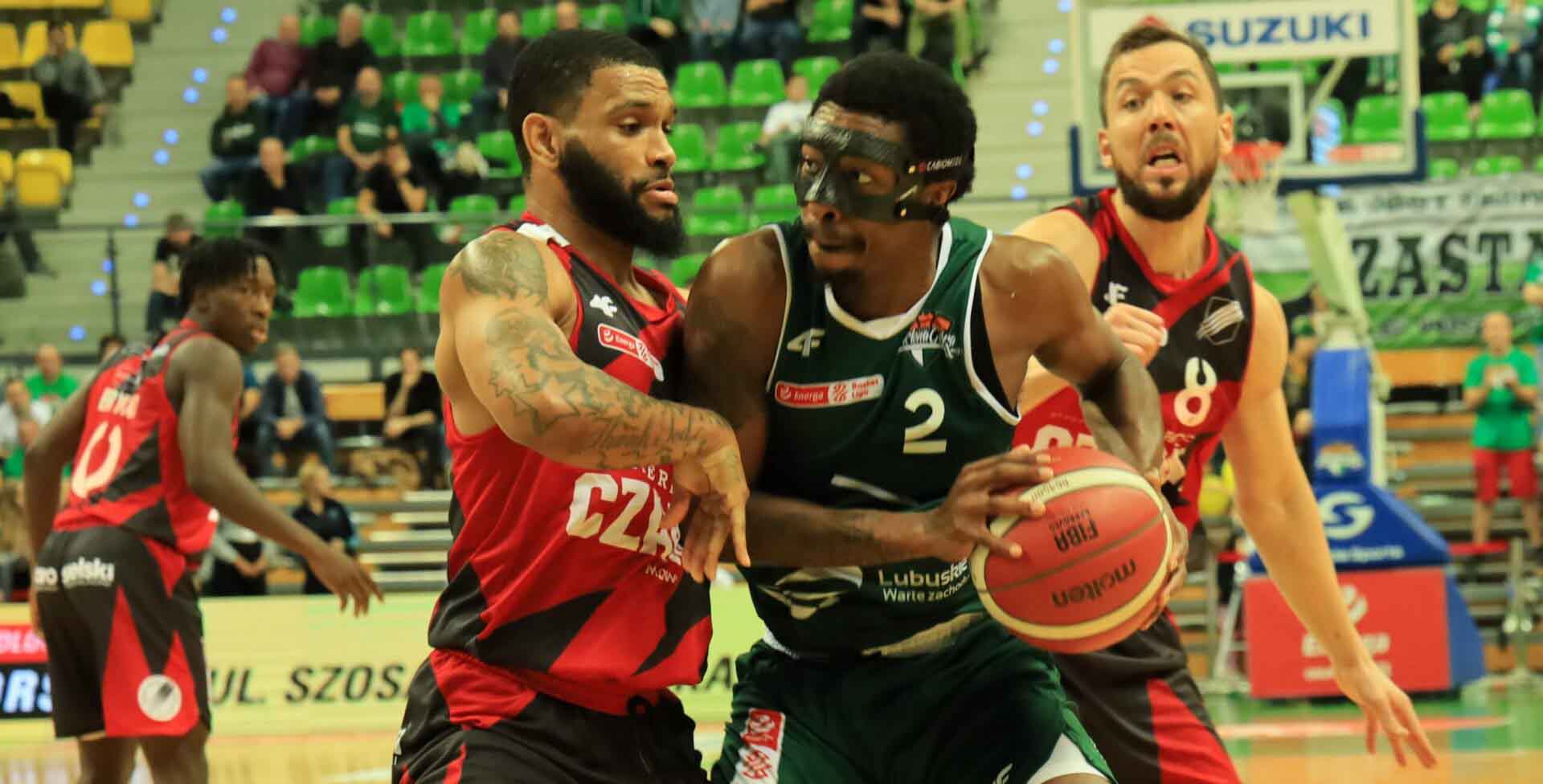 Czterech mężczyzn jeden trzyma piłkę  Zastal Zielona Góra przegrywa po raz trzeci Czarni Słupsk skuteczniejsi lepsi w zbiórkach ZDJĘCIA