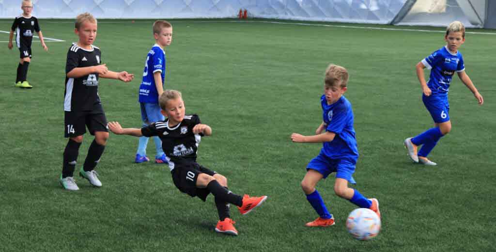 Sześcioro dzieci na boisku