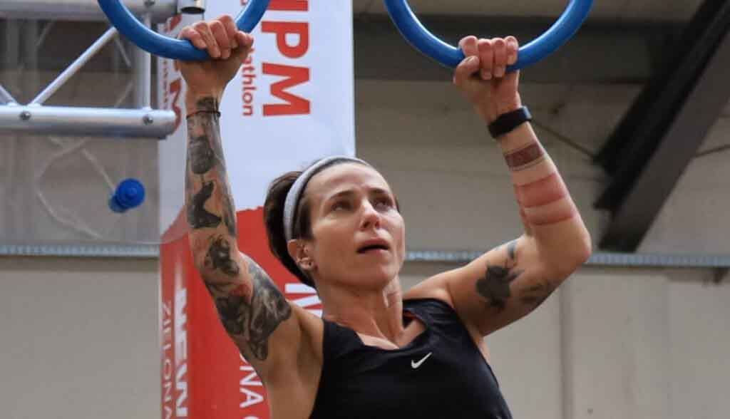 Show ninja warrior w Drzonkowie? Nie, to nowa dyscyplina w pięcioboju nowoczesnym (ZDJĘCIA) Kobieta trzymająca się obręczy