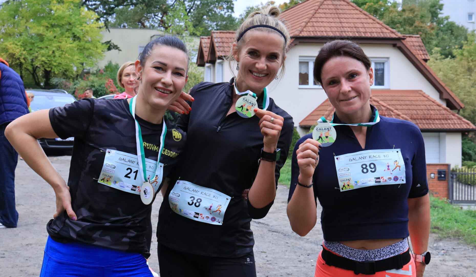 Trzy uśmiechnięte kobiety z medalami  Galant Race 30 w Zielonej Górze Niemal 100 osób pobiegło w szczytnym celu DUŻO ZDJĘĆ