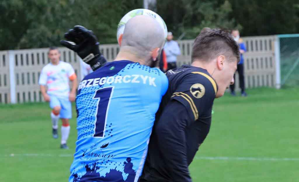 Drzonkowianka Racula wysoko przegrywa z Victorią Szczaniec. Hat trick Dawida Ziółkowskiego (ZDJĘCIA) Trzech mężczyzn na boisku
