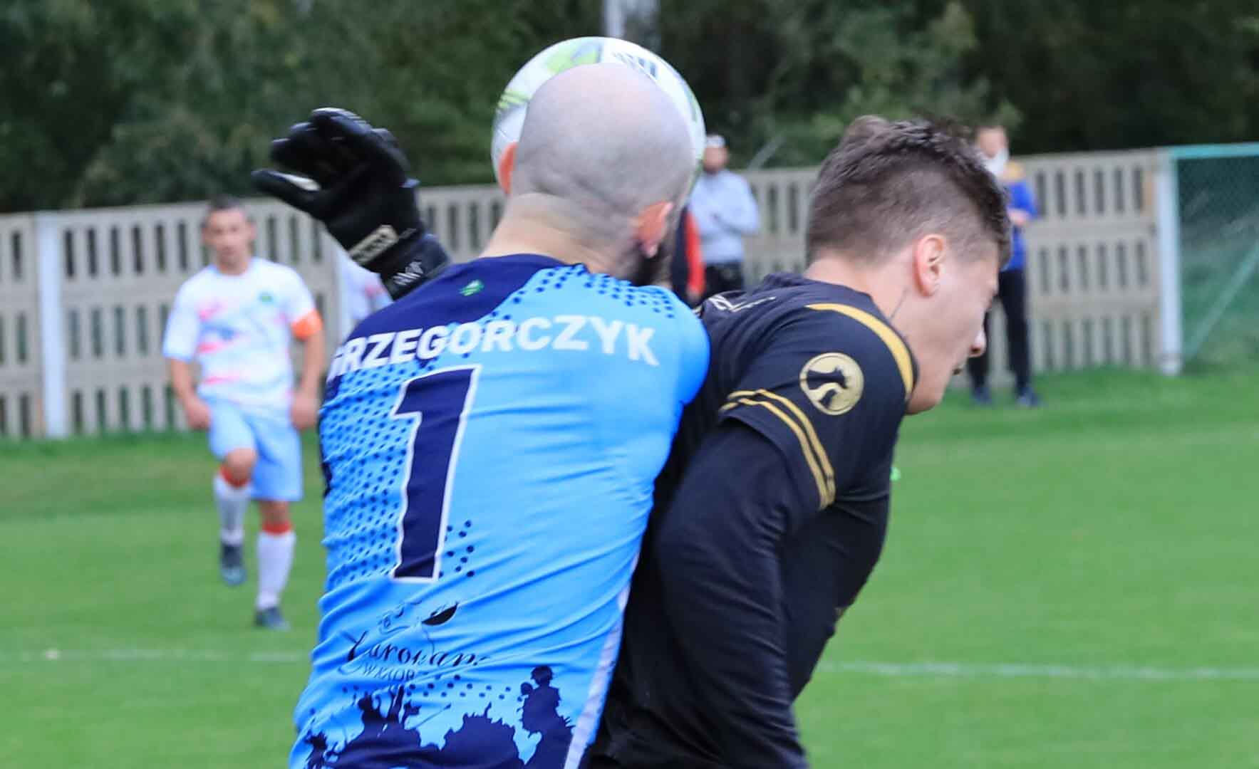 Trzech mężczyzn na boisku  Drzonkowianka Racula wysoko przegrywa z Victorią Szczaniec Hat trick Dawida Ziółkowskiego ZDJĘCIA