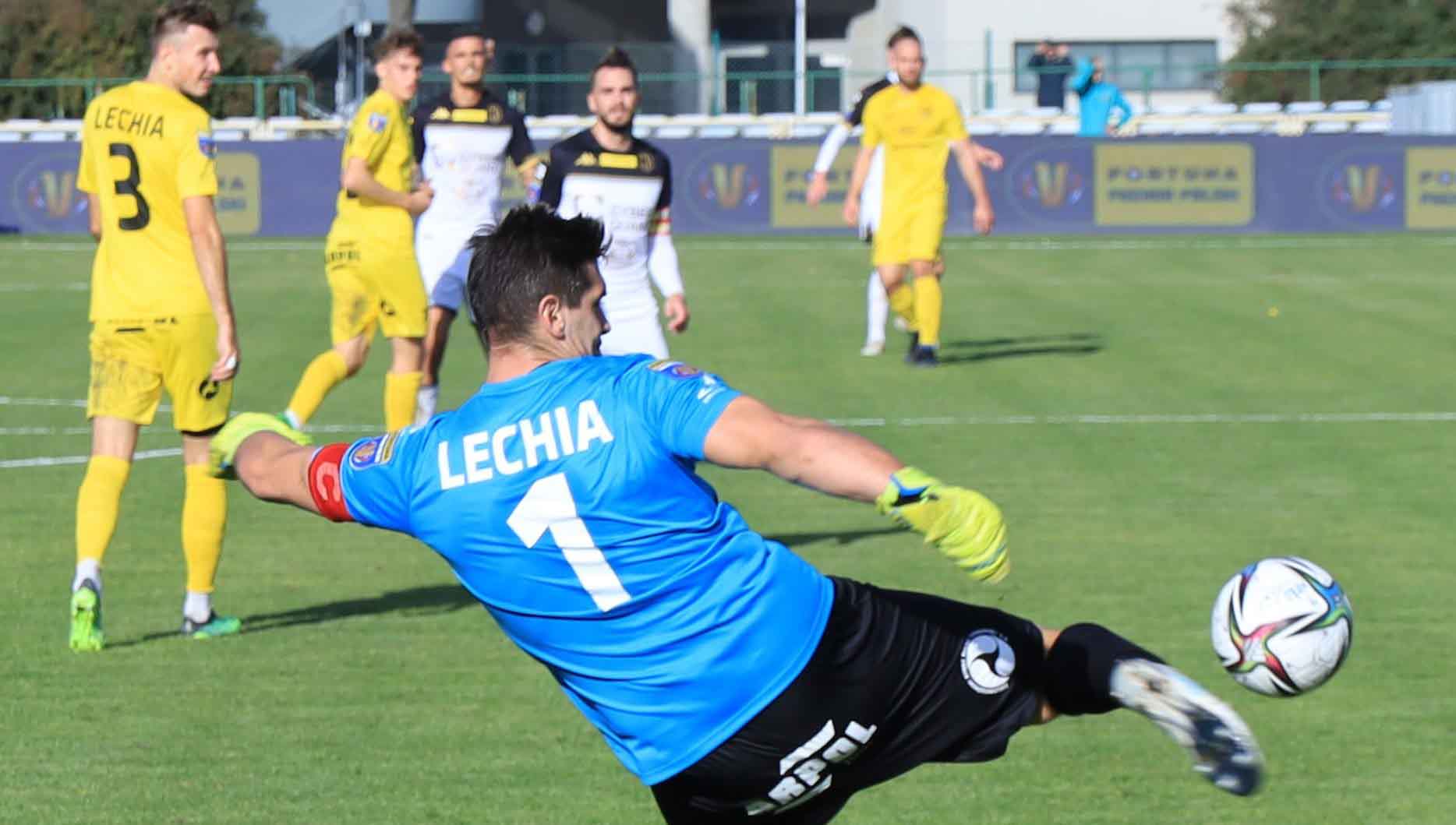 Siedmiu mężczyzn na boisku Jeden kopie piłkę  Lechia Zielona Góra poznała rywala w Pucharze Polski Znów zawita do nas ekstraklasa