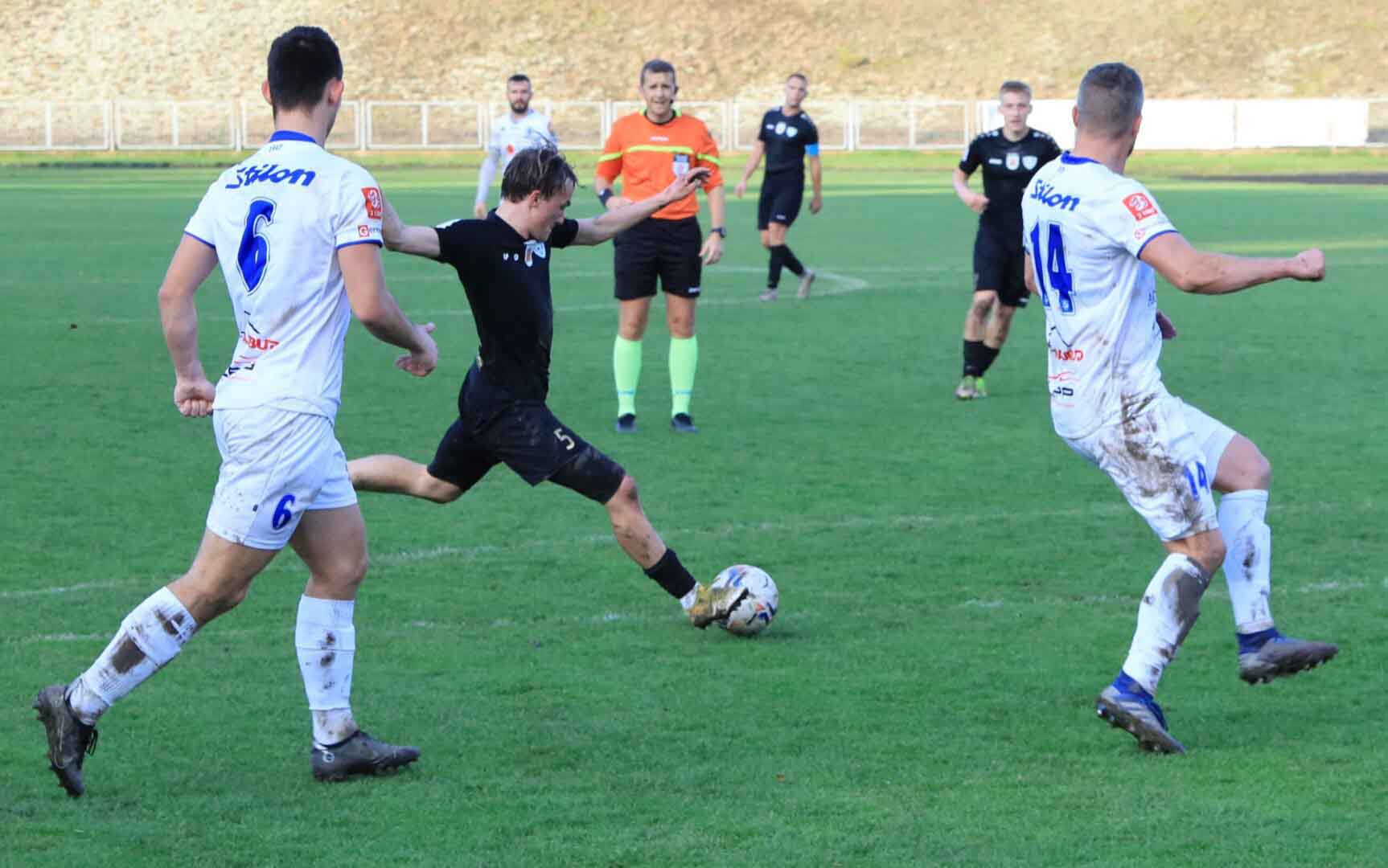 Siedmiu mężczyzn na boisku  Carina Gubin wygrywa ze Stilonem Gorzów Decydujący gol w 90 minucie DUUUŻO ZDJĘĆ