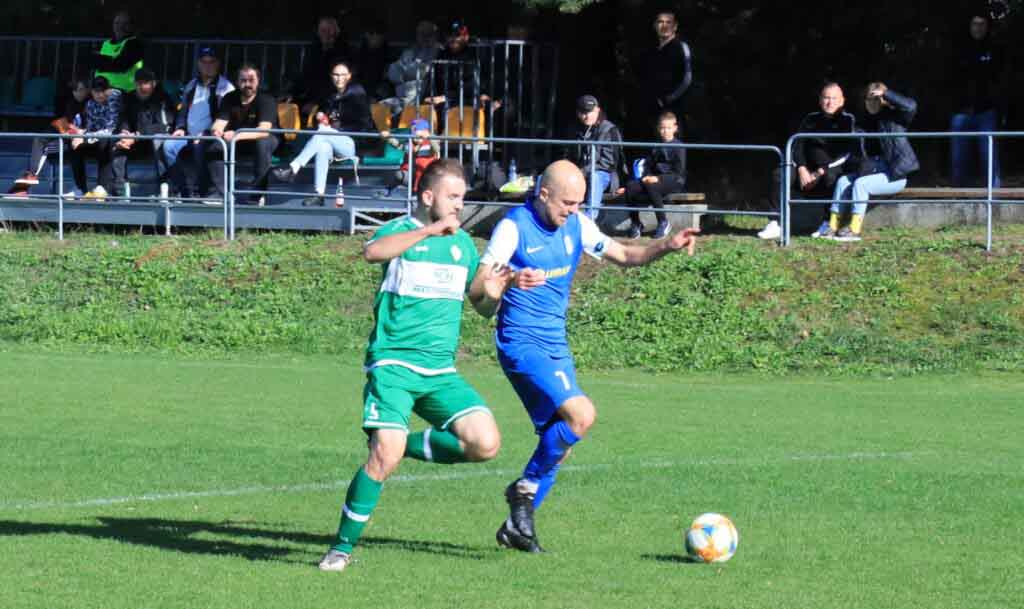 Odra II Nietków wysoko wygrywa z TS Przylep w meczu liderów (ZDJĘCIA) Dwóch mężczyzn na boisku