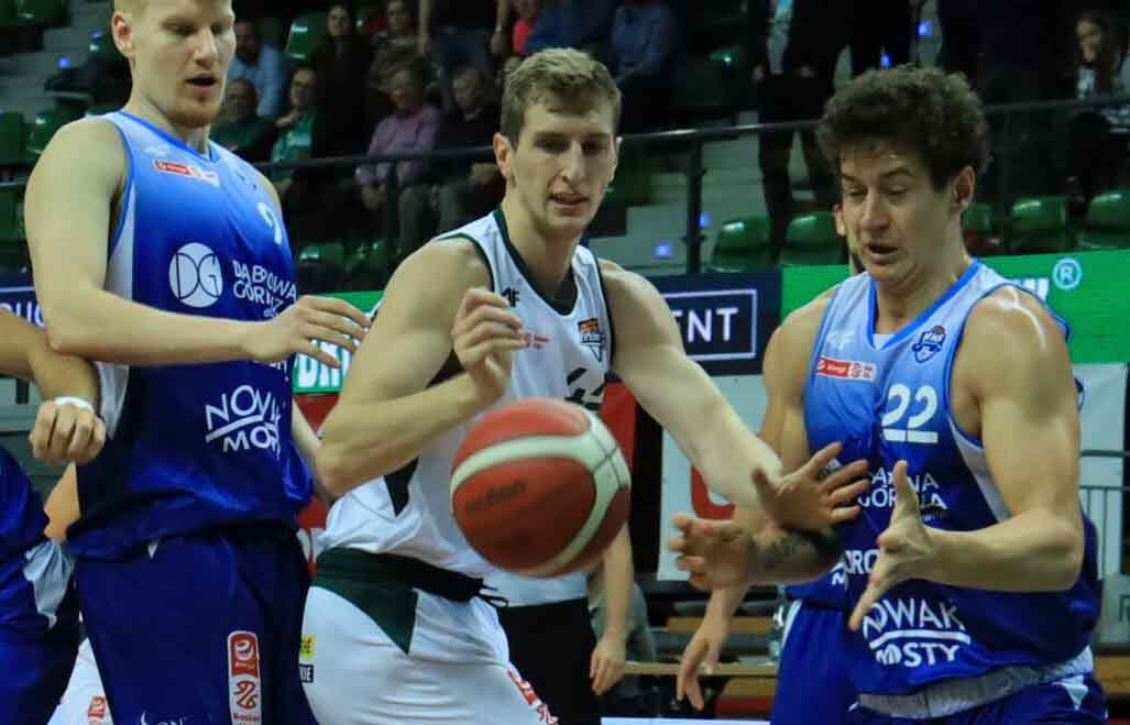 IMG_7348-scaled Trzej mężczyźni w sportowych strojach Alanna Smith i Alen Hadzibegovic w najlepszych piątkach tygodnia