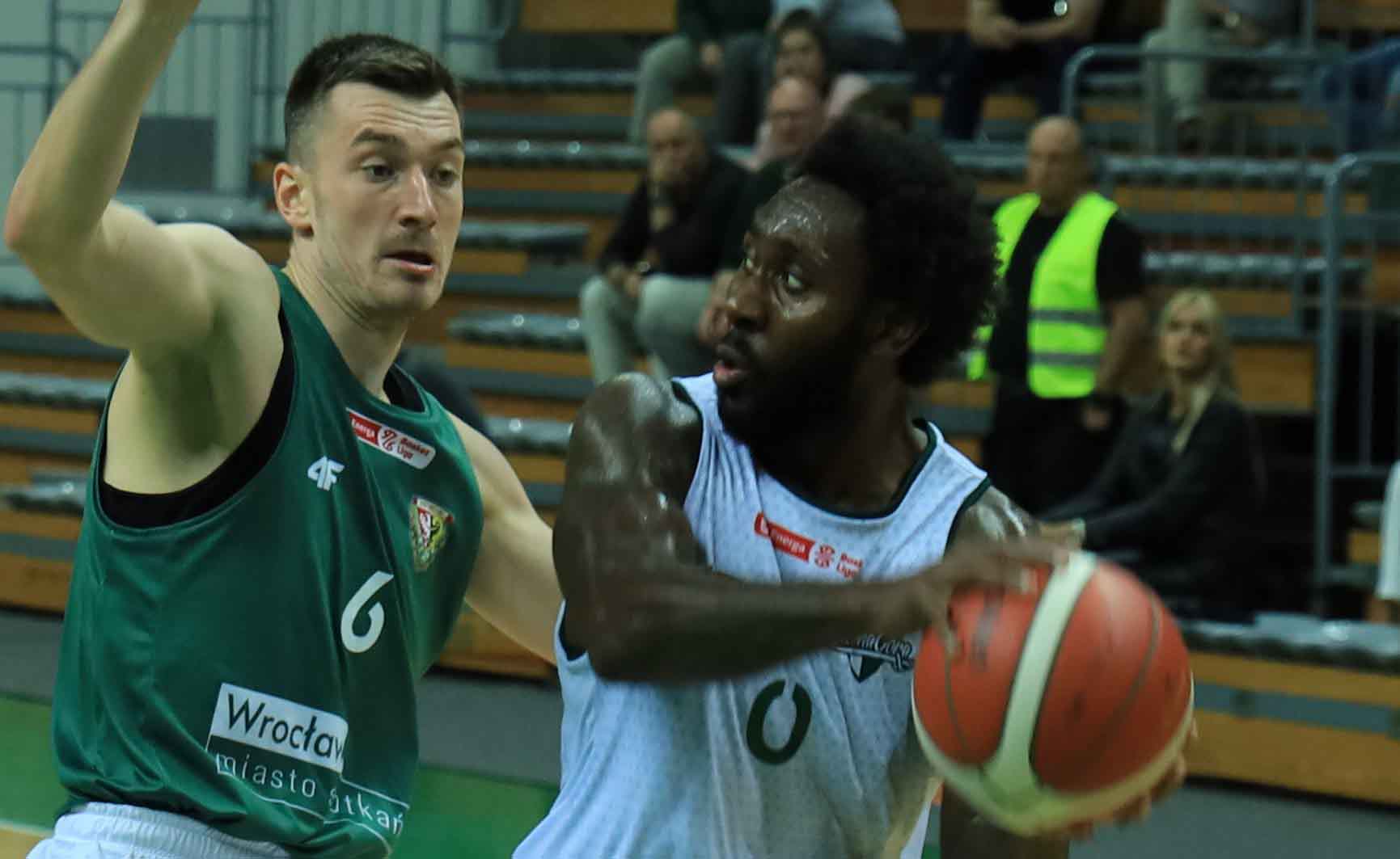 Dwaj mężczyźni jeden trzyma piłkę  Zastal Zielona Góra przegrywa z Kingiem Szczecin Glenn Cosey nie trafił ani razu