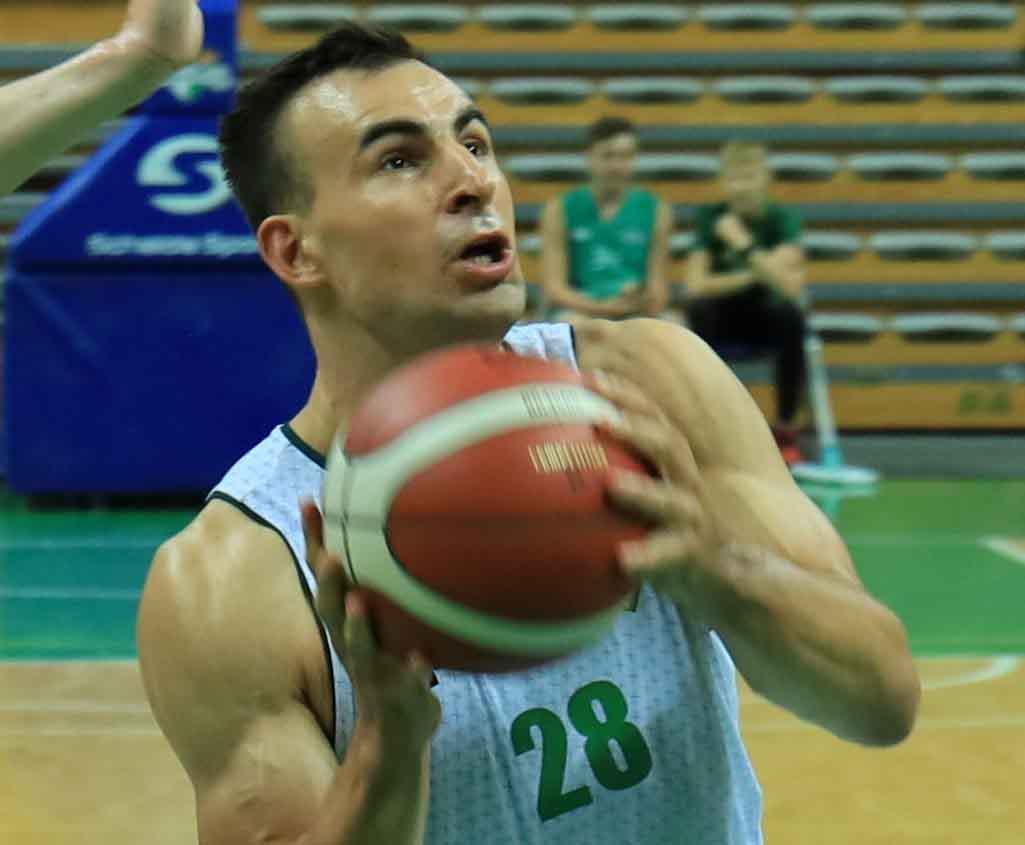 Mężczyzna z piłką