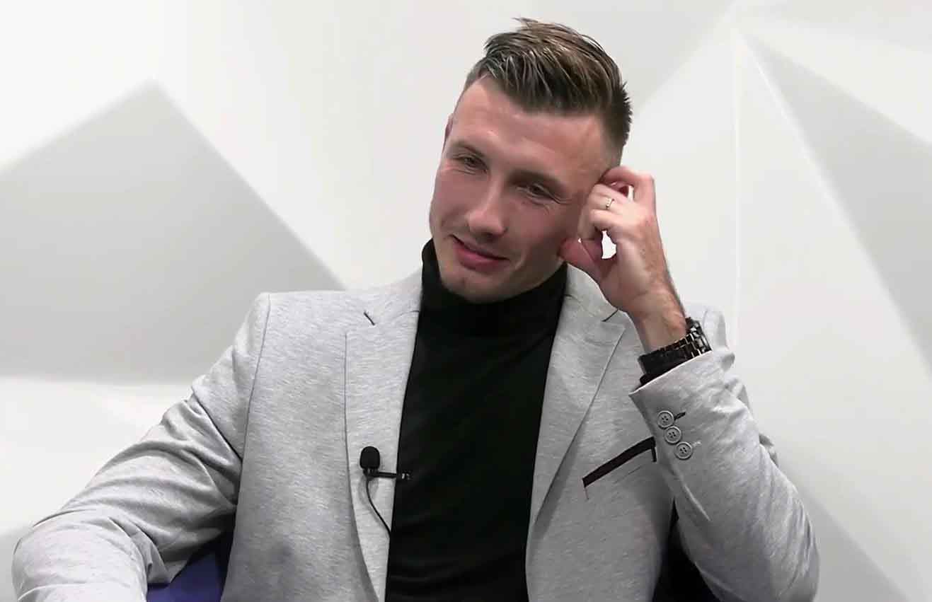 Mężczyzna w marynarce  Rafał Ostrowski Po pierwszym gwizdku będziemy oddzielać chłopców od mężczyzn WIDEO