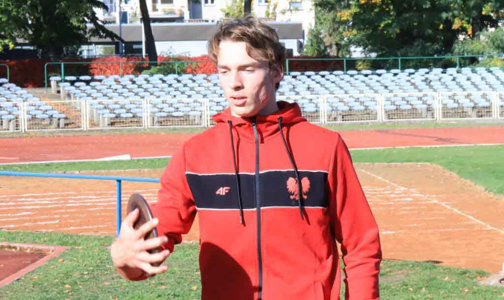 Młody mężczyzna z dyskiem w dłoni