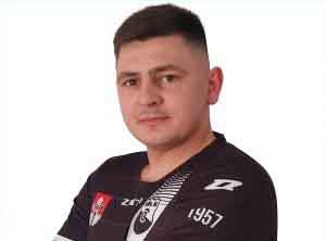 Młody mężczyzna w sportowej koszulce