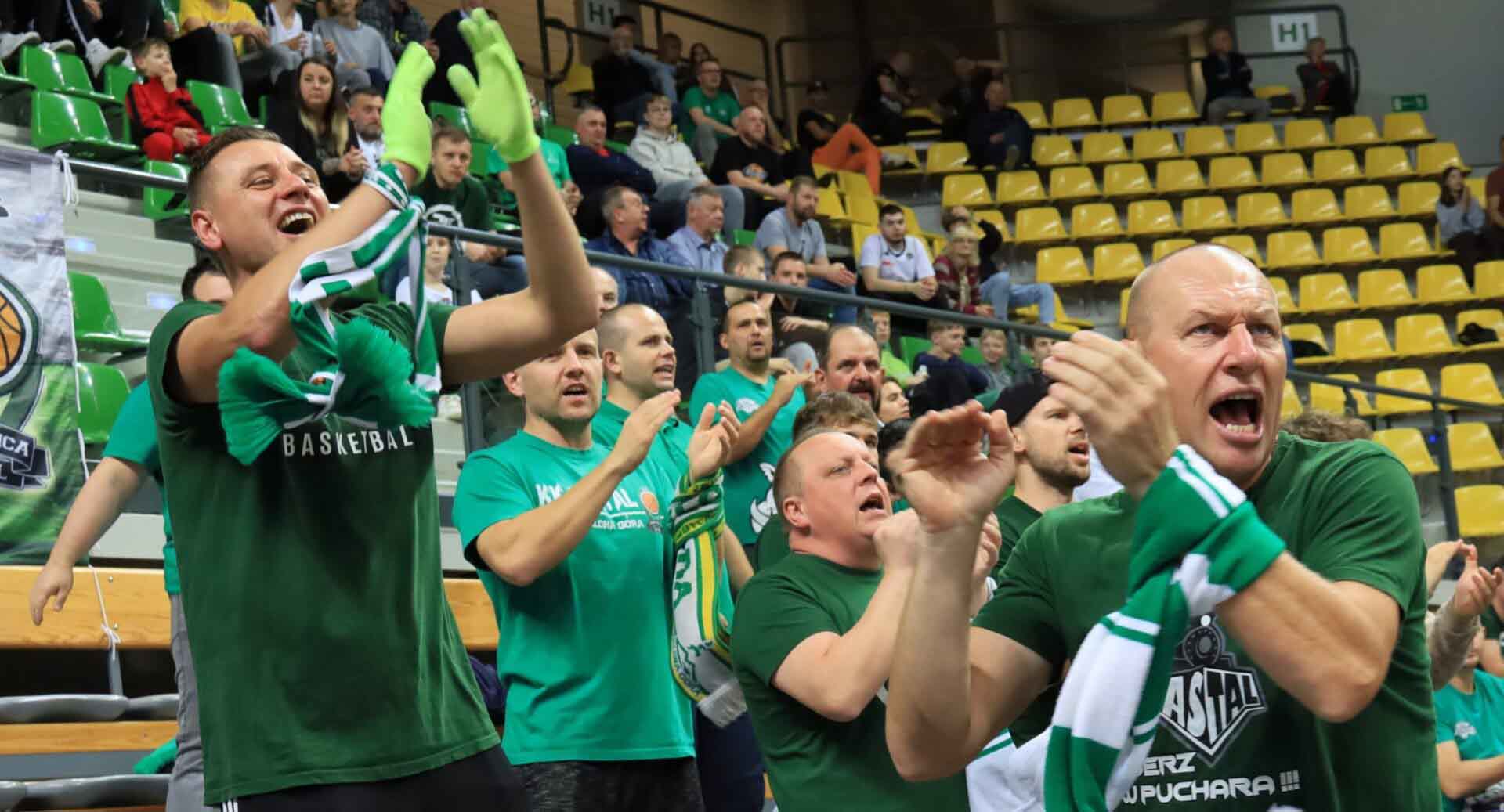 Grupa kibiców na trybunach  Zastal Zielona Góra osłodził kibicom wieczór ZDJĘCIA