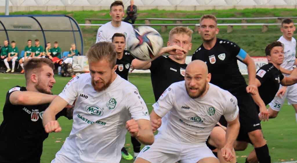 Dziewięciu mężczyzn na boisku