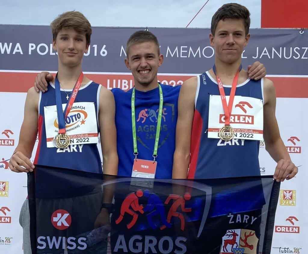 Trzej uśmiechnięci młodzi ludzie