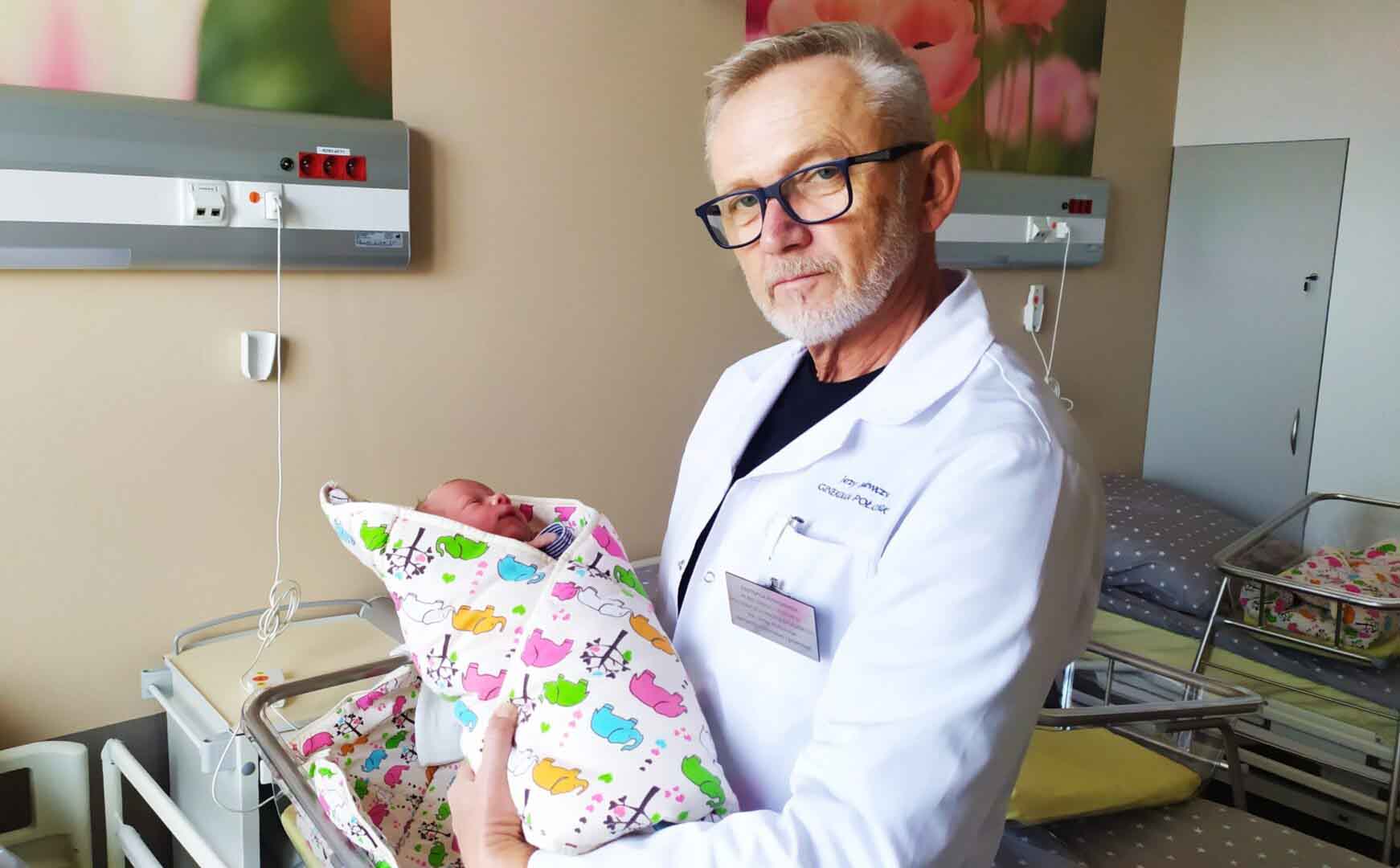 1667472657538 Lekarz z noworodkiem na rękach W Centrum Zdrowia Matki i Dziecka na świat przyszły pierwsze maluszki ZDJĘCIA