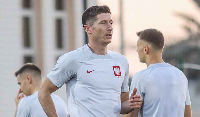 Trzej mężczyźni w białych koszulkach